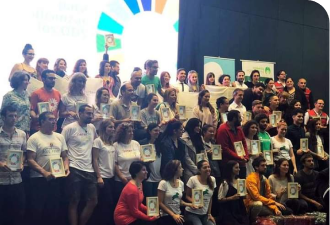 Niños participando en un evento